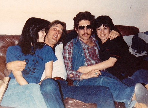 Jerry Martin Gibson et Bob Burns avec de petites amies
