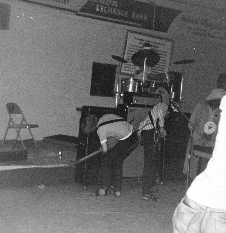 Knowbody Else: Danny Reynolds - Keith McCann (top; behind drum kit) - Artis Brewer, Jr. - Ronnie Smith (in hat) (American Legion Hut, Kennett, Missouri. April 1967)